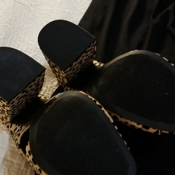 Shoes worn mabye 2 times. Great shape!! - Picture 3 of 3